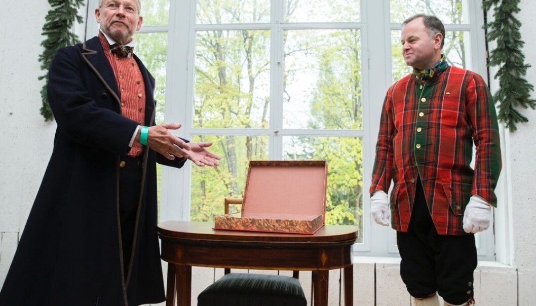 Det ble ikke spart på bruken av nasjonale symboler under feiringen av Grunnloven i 2014. Grunnloven ble behandlet som en relikvie, mener forskere. Et eksempel er da en en politieskorte kjører Grunnloven hjem til Eidsvollsbygningen på ettermiddagen 17. mai 2014. Der står stortingspresident Olemic Thommessen (t.H) klar med hvite hansker for å ta imot den sammen med Erik Jondell, direktør Eidsvoll 1814. (Foto: Berit Roald, NTB scanpix) Det ble ikke spart på bruken av nasjonale symboler under feiringen av Grunnloven i 2014. Grunnloven ble behandlet som en relikvie, mener forskere. Et eksempel er da en en politieskorte kjører Grunnloven hjem til Eidsvollsbygningen på ettermiddagen 17. mai 2014. Der står stortingspresident Olemic Thommessen (t.H) klar med hvite hansker for å ta imot den sammen med Erik Jondell, direktør Eidsvoll 1814. (Foto: Berit Roald, NTB scanpix)