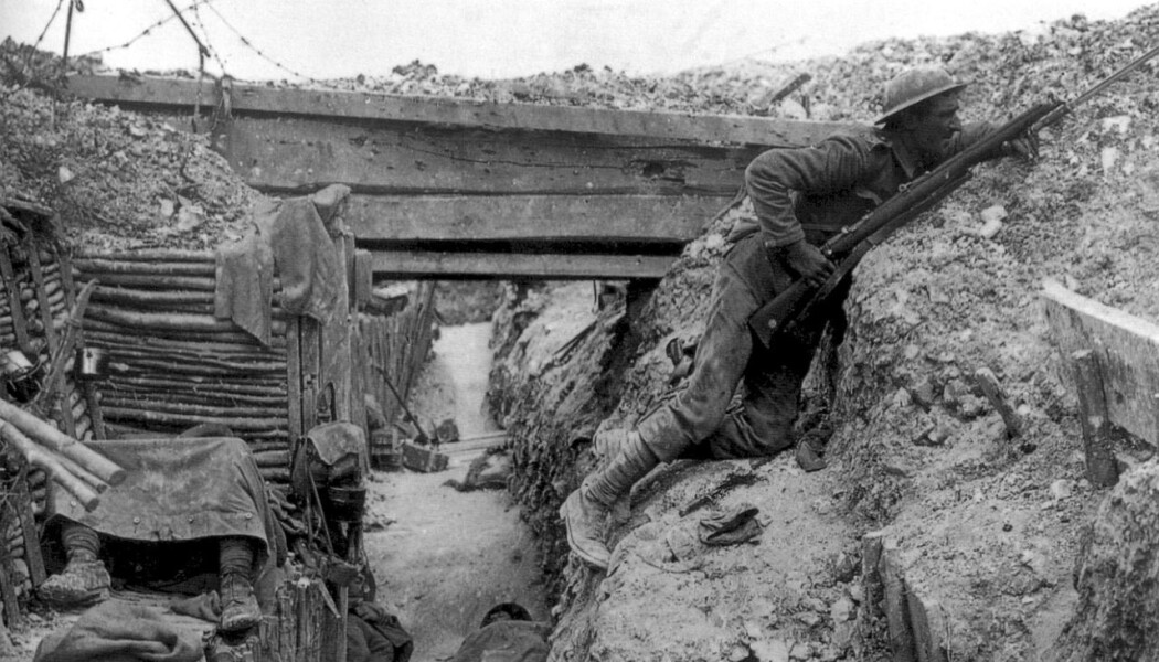 Denne soldaten holder utkikk i en skyttergrav ved Somme i Frankrike i 1916. Her kan du se en trekonstruksjon i skyttergravene. (Bilde: John Warwick Brooke) Denne soldaten holder utkikk i en skyttergrav ved Somme i Frankrike i 1916. Her kan du se en trekonstruksjon i skyttergravene. (Bilde: John Warwick Brooke)