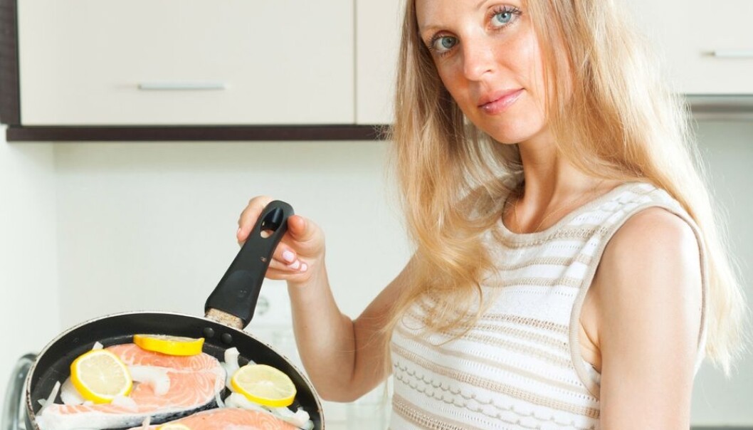 Omtrent 10 prosent kommer i overgangsalderen før de er 45 år gamle. Nå viser en studie at kvinner som spiser mye fet fisk og melkeprodukter beholder østrogenet lenger. (Foto: Iakov Filimonov / Shutterstock / NTB scanpix) Omtrent 10 prosent kommer i overgangsalderen før de er 45 år gamle. Nå viser en studie at kvinner som spiser mye fet fisk og melkeprodukter beholder østrogenet lenger. (Foto: Iakov Filimonov / Shutterstock / NTB scanpix)