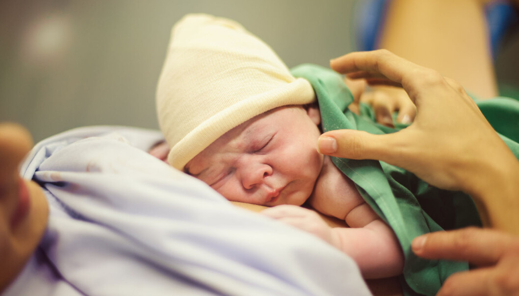 Ttidligere studier viser at det var helt trygt å legge barn som er født mellom uke 32 og 34 rett opp til mor etter fødsel. Men hva med dem som er født allerede i uke 28? (Foto: Shutterstock / NTB scanpix) Ttidligere studier viser at det var helt trygt å legge barn som er født mellom uke 32 og 34 rett opp til mor etter fødsel. Men hva med dem som er født allerede i uke 28? (Foto: Shutterstock / NTB scanpix)