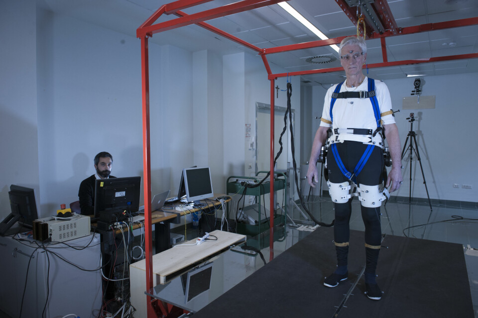 Testpersonen Fulvio Bertelli står klar til å falle, eller til å unngå å falle. (Foto: Hillary Sanctuary / EPFL)