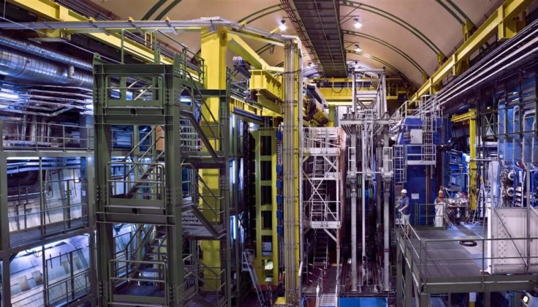 I detektoren LHCb støter protoner sammen på en måte som gjør at det produseres mange partikler av typen B-mesoner. De er nemlig spesielt nyttige når det gjelder å komme på sporet av ny fysikk. (Foto: M. Brice/CERN) I detektoren LHCb støter protoner sammen på en måte som gjør at det produseres mange partikler av typen B-mesoner. De er nemlig spesielt nyttige når det gjelder å komme på sporet av ny fysikk. (Foto: M. Brice/CERN)