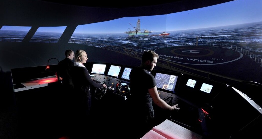Mangel på handling på broen kan få katastrofale følger. Ved Universitetet i Sørøst-Norge trener studenter i simulator der også all kommunikasjon blir analysert, for at ferdsel til sjøs kan bli tryggere. (Foto: Ella Poulssom, USN) Mangel på handling på broen kan få katastrofale følger. Ved Universitetet i Sørøst-Norge trener studenter i simulator der også all kommunikasjon blir analysert, for at ferdsel til sjøs kan bli tryggere. (Foto: Ella Poulssom, USN)