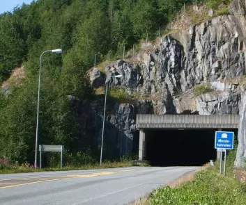 Mosåstunnelen på E6 i Vefsn i Nordland. I åsene over tunnelen lå det samiske bosettinger. Foto: Utsnitt av foto fra Wikipedia; fotograf 'MM2sp'