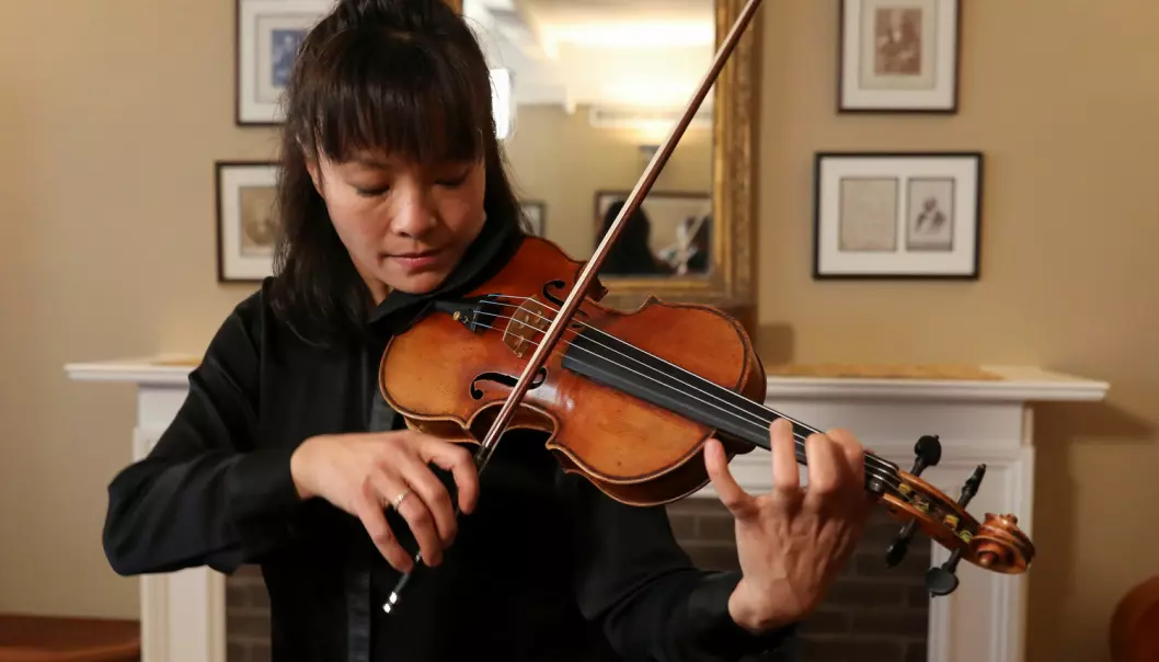 Fiolinisten Mira Wang spiller på en Stradivarius-fiolin. Denne kalles for Ames Stradivariusen, og den ble laget i 1734 av Antonio Stradivari.  (Illustrasjonsfoto: Shannon Stapleton/Reuters/NTB Scanpix)
