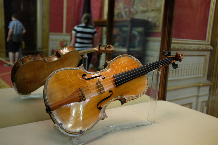 En Stradivarius-fiolin i det kongelige palass i Madrid. Carlos II av Spania bestilte flere instrumenter av Stradivari på slutten av 1600-tallet. (Foto: kerinin/ CC BY-SA 2.0) En Stradivarius-fiolin i det kongelige palass i Madrid. Carlos II av Spania bestilte flere instrumenter av Stradivari på slutten av 1600-tallet. (Foto: kerinin/ CC BY-SA 2.0)