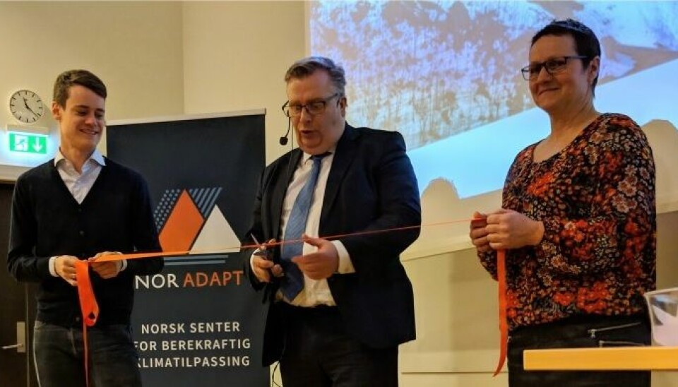 Frå opninga av Nasjonalt senter for berekraftig klimatilpassing. Frå venstre: Tore Storehaug, Atle Hamar og Karen Marie Hjelmeseter. (Foto: Kyrre Groven)