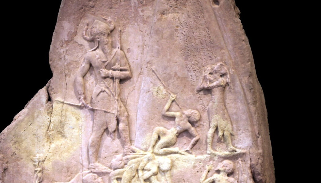 Detalj fra seierssøylen til Naram-Sin, fra omtrent 2230 f.Kr. Steinen viser den akkadiske kongen Naram-Sin som seirer over en annen hær. (Bilde: Rama/CC BY-SA 3.0) Detalj fra seierssøylen til Naram-Sin, fra omtrent 2230 f.Kr. Steinen viser den akkadiske kongen Naram-Sin som seirer over en annen hær. (Bilde: Rama/CC BY-SA 3.0)