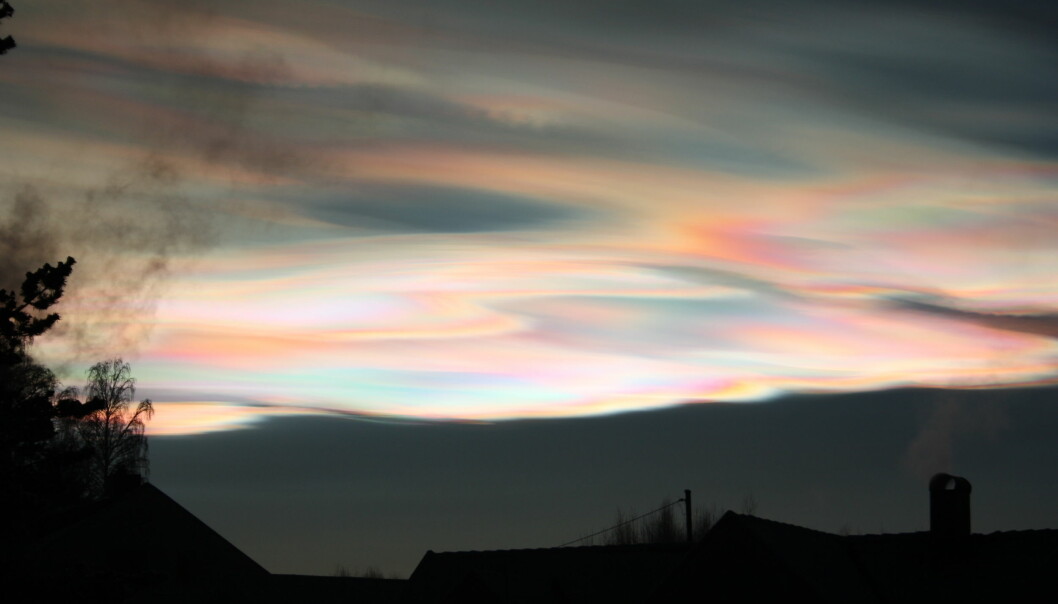 Perlemorskyer er skyer dannet 20-30 kilometer over jordoverflaten, de kan gi intense og spektakulære farger, som her 22. desember 2014. Bildet er tatt ved Lørenskog en halv time etter solnedgang.  (Foto: Svein M. Fikke)
