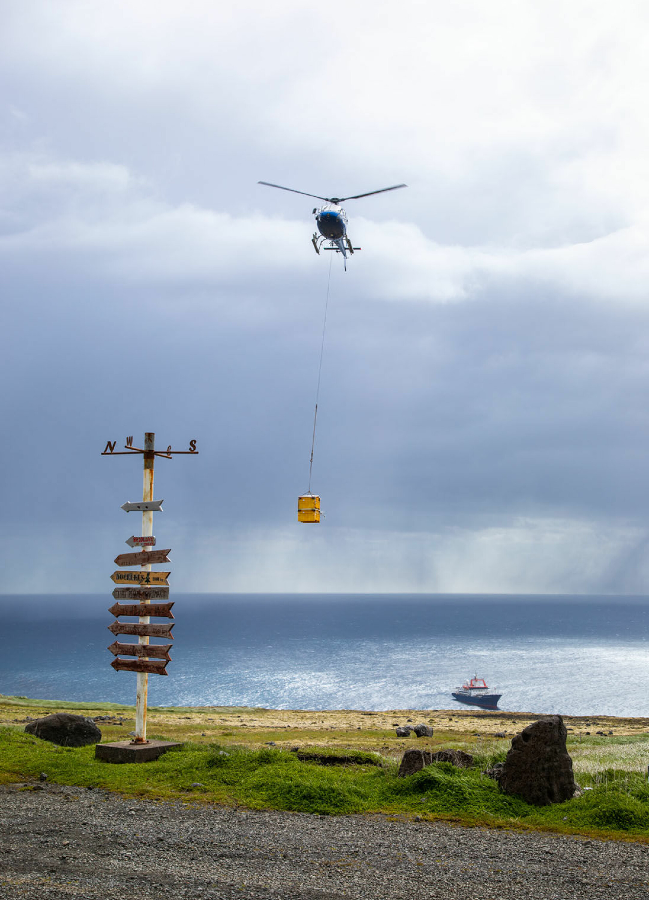 På vei sørover mot Kerguelen stoppet forskningsfartøyet ved Crozet Island i to dager for å levere forsyninger og skifte ut mannskap på øyas forskningsstasjon. (Foto: Sindre Eldøy, CC BY-SA 4.0)