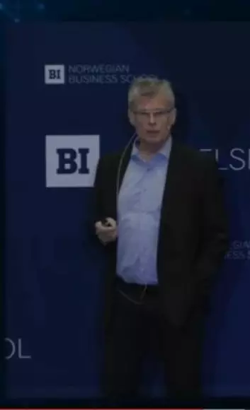 Øyvind Martinsen forteller om den beste formen for ledelse. (Foto: (Skjermdump fra BI-strømming).)