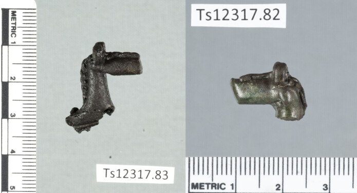 Ts12317.82, 83. Deler av to hesteformede smykker fra Sør-Varanger kommune. Hestehoder med fremovervendte ører og mane. (Foto: Julia Holme Dammann / Norges arktiske universitetsmuseum) Ts12317.82, 83. Deler av to hesteformede smykker fra Sør-Varanger kommune. Hestehoder med fremovervendte ører og mane. (Foto: Julia Holme Dammann / Norges arktiske universitetsmuseum)