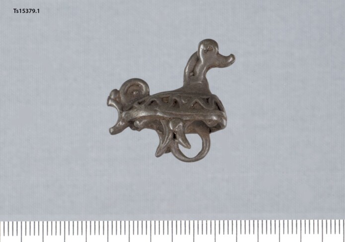 Hengesmykke fra Lenvik kommune. Fem ringer under og bak på kroppen til feste for kjeder med hengeblikk, Ører eller øyne?, man?, men også fuglenebb? (Foto: Yang Sook Koh / Norges arktiske universitetsmuseum) Hengesmykke fra Lenvik kommune. Fem ringer under og bak på kroppen til feste for kjeder med hengeblikk, Ører eller øyne?, man?, men også fuglenebb? (Foto: Yang Sook Koh / Norges arktiske universitetsmuseum)