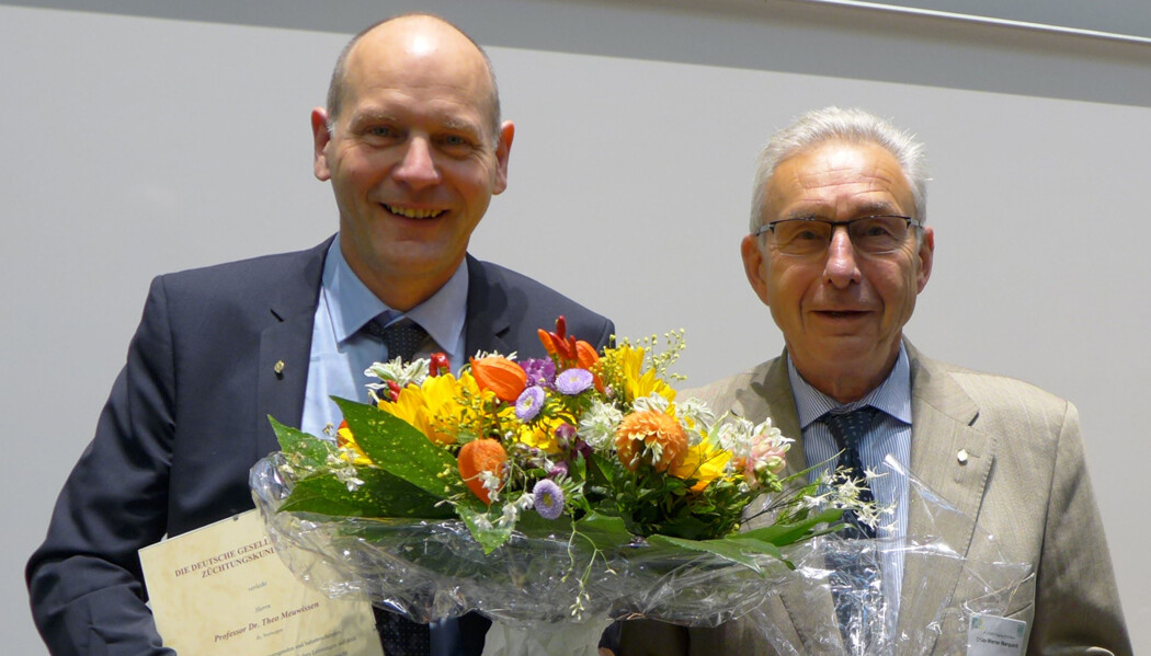 Theo Meuwissen (t.v) fikk overrakt Hermann von Nathusius-medaljen av Dr. Otto-Werner MarquardtFotoBettina Bongartz. (Foto: Bettina Bongartz) Theo Meuwissen (t.v) fikk overrakt Hermann von Nathusius-medaljen av Dr. Otto-Werner MarquardtFotoBettina Bongartz. (Foto: Bettina Bongartz)