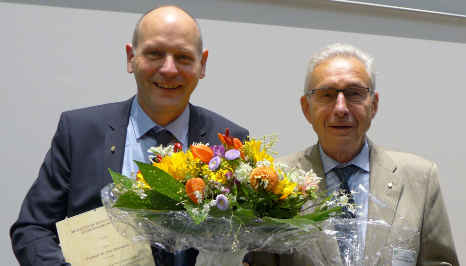Theo Meuwissen (t.v) fikk overrakt Hermann von Nathusius-medaljen av Dr. Otto-Werner MarquardtFotoBettina Bongartz. (Foto: Bettina Bongartz)