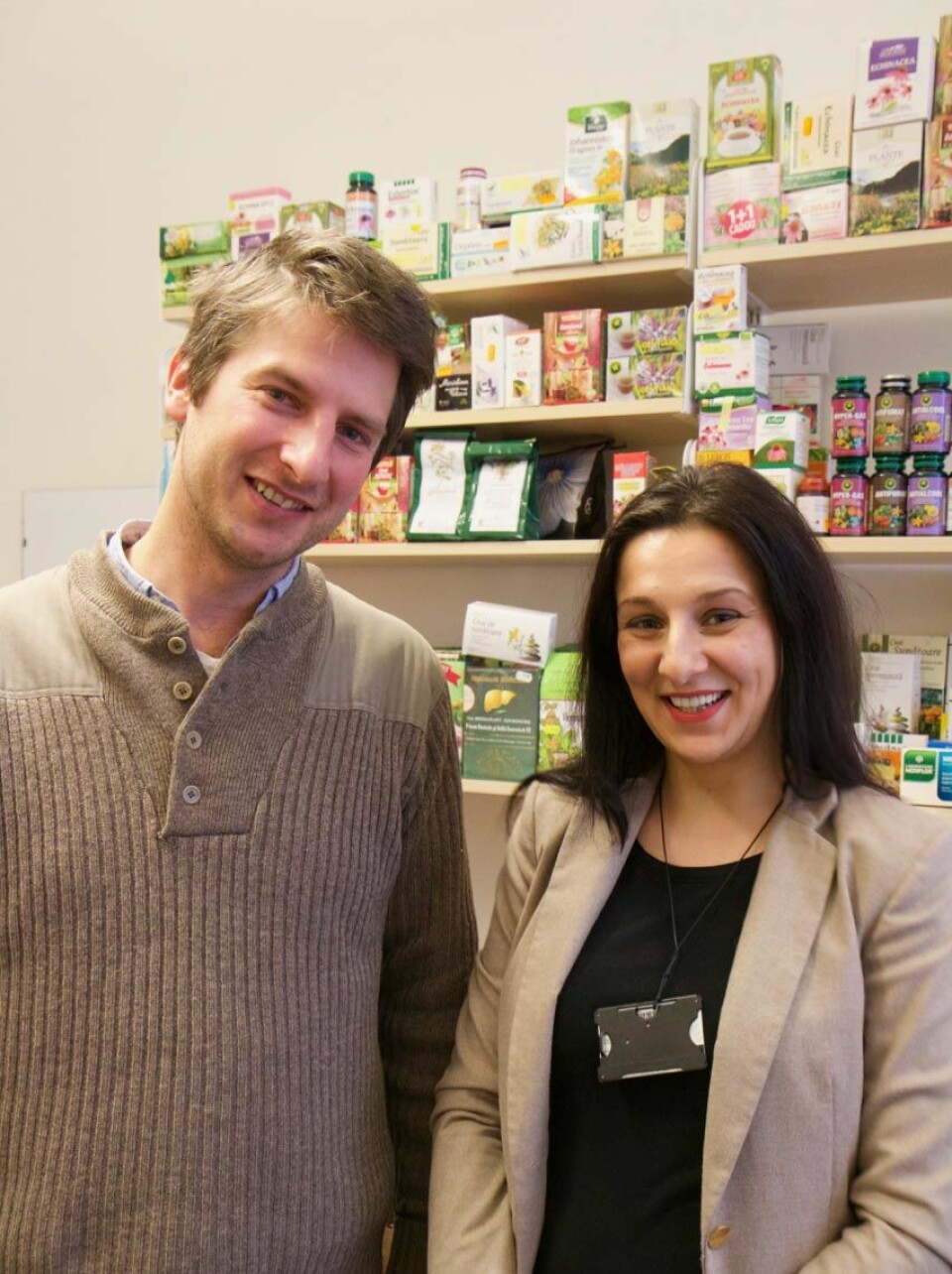 Hugo de Boer og Ancuta Cristina Raclariu har samlet johannesurt-produkter fra mange europeiske land. (Foto: Ingrid Spilde)