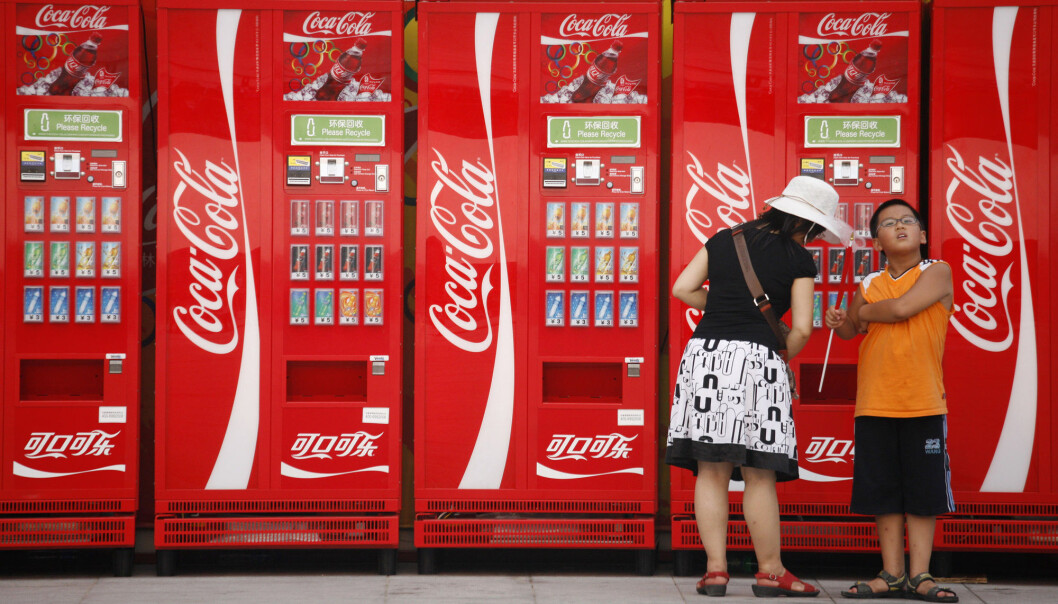 Kina er i dag Coca-Colas tredje største marked, og landet har i tillegg et enormt uutnyttet marked. Nå har brusgiganten bidratt til å dreie fokuset for kinesisk fedmebekjempelse vekk fra kosthold, mener forsker Susan Greenhalgh. (Foto: AP Photo/Peter Morgan, File, NTB Scanpix) Kina er i dag Coca-Colas tredje største marked, og landet har i tillegg et enormt uutnyttet marked. Nå har brusgiganten bidratt til å dreie fokuset for kinesisk fedmebekjempelse vekk fra kosthold, mener forsker Susan Greenhalgh. (Foto: AP Photo/Peter Morgan, File, NTB Scanpix)