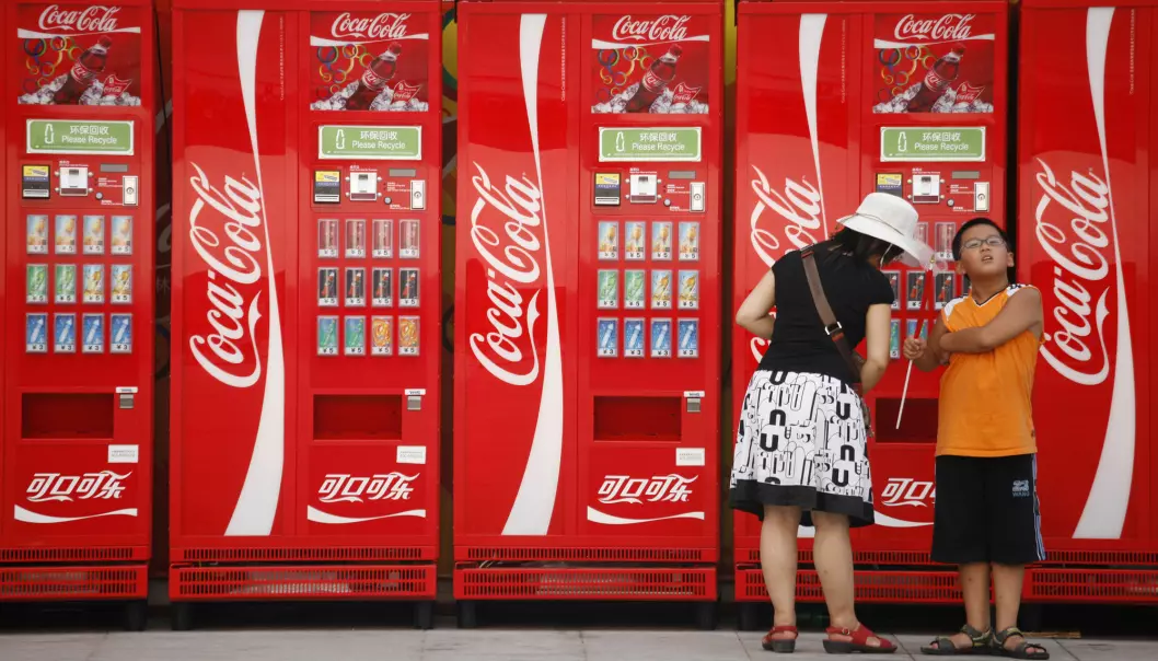 Kina er i dag Coca-Colas tredje største marked, og landet har i tillegg et enormt uutnyttet marked. Nå har brusgiganten bidratt til å dreie fokuset for kinesisk fedmebekjempelse vekk fra kosthold, mener forsker Susan Greenhalgh. (Foto: AP Photo/Peter Morgan, File, NTB Scanpix)