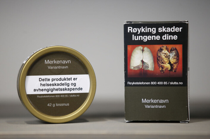 Slik ser de nye standardiserte tobakkspakkene ut. Produsentenes navn skal skrives med den samme nøytrale skrifttypen. Logo og farger er forbudt. (Foto: Lise Åserud/NTB scanpix) Slik ser de nye standardiserte tobakkspakkene ut. Produsentenes navn skal skrives med den samme nøytrale skrifttypen. Logo og farger er forbudt. (Foto: Lise Åserud/NTB scanpix)