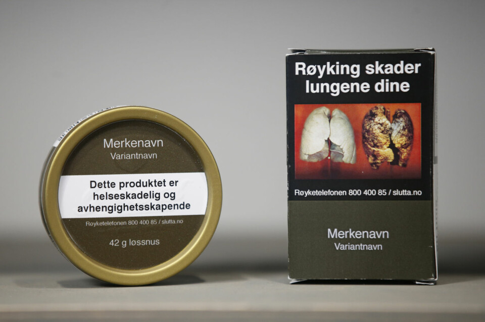 Slik ser de nye standardiserte tobakkspakkene ut. Produsentenes navn skal skrives med den samme nøytrale skrifttypen. Logo og farger er forbudt. (Foto: Lise Åserud/NTB scanpix)