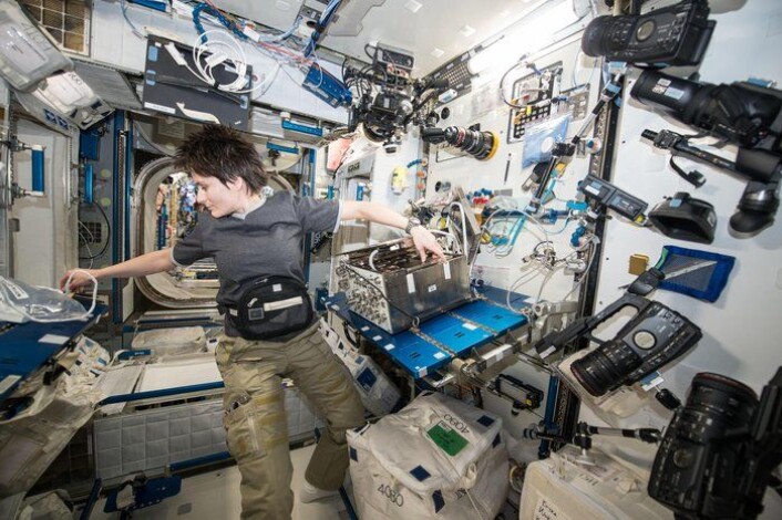 ESAs italienske romfarer, Samantha Cristoforetti, forbereder seg på å måle lungehelsen sin på romstasjonen i 2015. (Foto: ESA) ESAs italienske romfarer, Samantha Cristoforetti, forbereder seg på å måle lungehelsen sin på romstasjonen i 2015. (Foto: ESA)