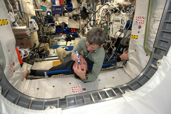Romfarere må ta mye medisinske prøver av seg selv og hverandre. Her er det Peggy Whitson som scanner øyet til Thomas Pesquet. (Foto: ESA/NASA) Romfarere må ta mye medisinske prøver av seg selv og hverandre. Her er det Peggy Whitson som scanner øyet til Thomas Pesquet. (Foto: ESA/NASA)