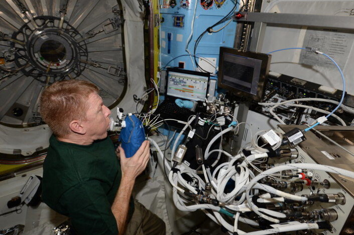ESAs britiske romfarer Tim Peake måler lungehelsen sin mens han er på romstasjonen i 2016. (Foto: ESA) ESAs britiske romfarer Tim Peake måler lungehelsen sin mens han er på romstasjonen i 2016. (Foto: ESA)