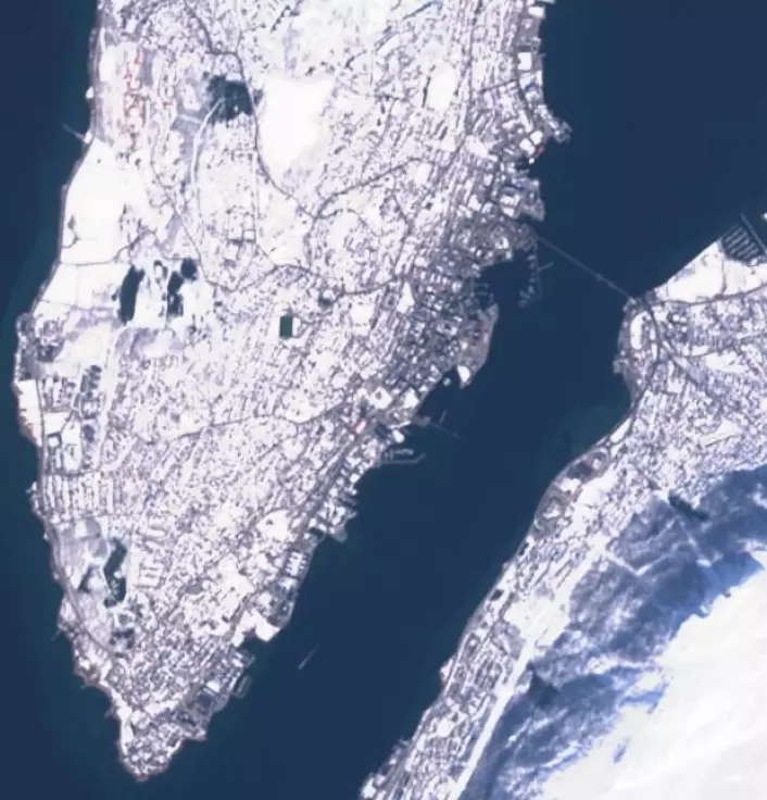 Downtown Manhattan? Nei, Tromsø sett fra Sentinel-2A en fin dag i april. (Bilde: Copernicus Sentinel data 2017)