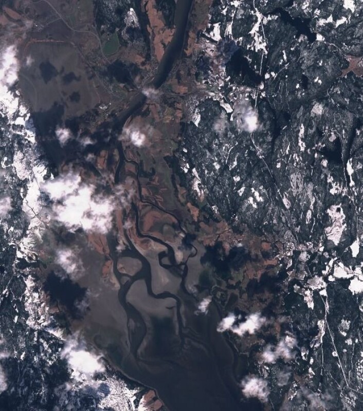 Meget lav vannstand i Glomma og Øyeren på denne tiden av året. Her sett fra Sentinel-2A onsdag 26 april. (Bilde: Copernicus Sentinel data 2017). Meget lav vannstand i Glomma og Øyeren på denne tiden av året. Her sett fra Sentinel-2A onsdag 26 april. (Bilde: Copernicus Sentinel data 2017).