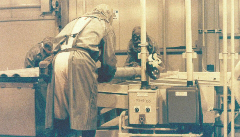 Bildet viser ødeleggelsen av kjemiske våpen som inneholdt nervegassen Sarin. Bildet er tatt ved Johnston Atoll Chemical Agent Disposal System på 1990-tallet.  (Foto: U.S. Army Chemical Materials Agency/wikimedia commons)
