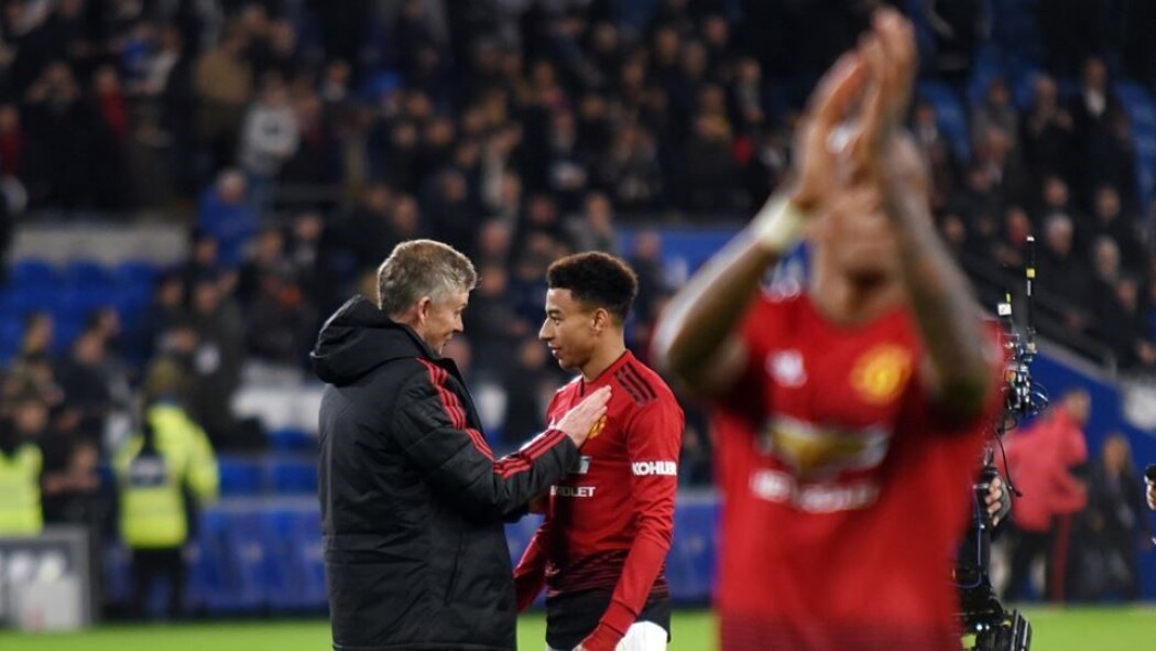 Ole Gunnar Solskjær gratulerer en jublende glad Jesse Lingard som scoret to mål, etter seieren over Cardiff. (Foto: Cicilie S. Andersen / VG / NTB Scanpix) Ole Gunnar Solskjær gratulerer en jublende glad Jesse Lingard som scoret to mål, etter seieren over Cardiff. (Foto: Cicilie S. Andersen / VG / NTB Scanpix)