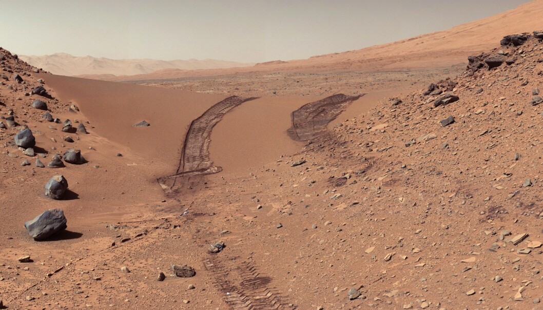 Dette bildet viser sand og Marsjord. Sporene til Curiosity går gjennom det golde landskapet, og bildet er tatt i 2014. (Foto: NASA/JPL-Caltech/MSSS) Dette bildet viser sand og Marsjord. Sporene til Curiosity går gjennom det golde landskapet, og bildet er tatt i 2014. (Foto: NASA/JPL-Caltech/MSSS)