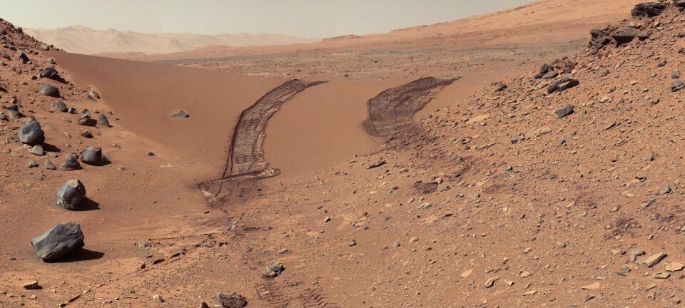 Dette bildet viser sand og Marsjord. Sporene til Curiosity går gjennom det golde landskapet, og bildet er tatt i 2014. (Foto: NASA/JPL-Caltech/MSSS)