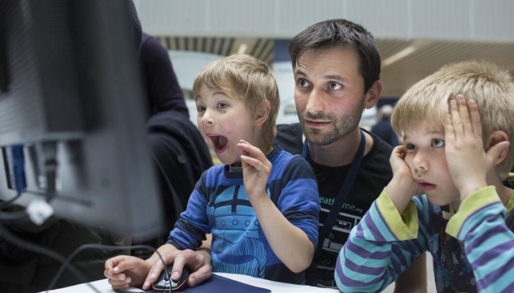 To unge hjelpere prøver spillet Quantum Shooter sammen med Jacob Sherson. Mandag får Sherson overrakt Forskningskommunikationsprisen 2017 i forbindelse med åpningen av Forskningens Døgn. (Foto: Lars Kruse/AARHUS UNIVERSITET) To unge hjelpere prøver spillet Quantum Shooter sammen med Jacob Sherson. Mandag får Sherson overrakt Forskningskommunikationsprisen 2017 i forbindelse med åpningen av Forskningens Døgn. (Foto: Lars Kruse/AARHUS UNIVERSITET)