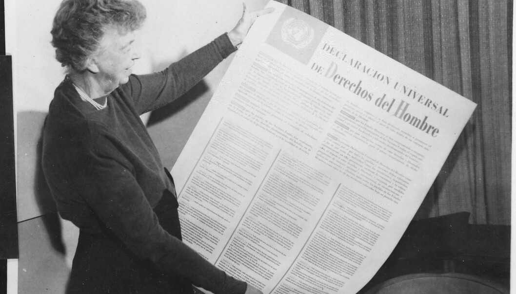 Eleanor Roosevelt holder opp et ferdig eksemplar av Verdenserklæringen for mennskerettigheter. New York, 1949. (Foto: Wikimedia commons) Eleanor Roosevelt holder opp et ferdig eksemplar av Verdenserklæringen for mennskerettigheter. New York, 1949. (Foto: Wikimedia commons)