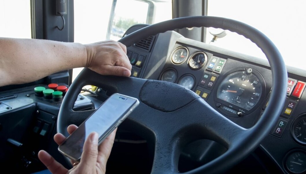 Forskere har kartlagt bussjåførers bruk av mobiltelefon. (Foto: kryzhov / Shutterstock / NTB scanpix) Forskere har kartlagt bussjåførers bruk av mobiltelefon. (Foto: kryzhov / Shutterstock / NTB scanpix)
