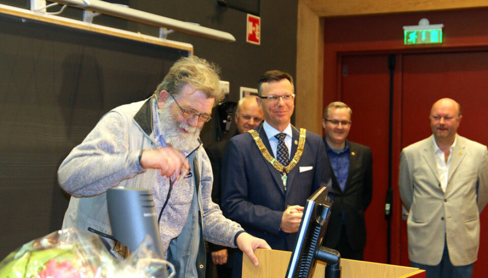 Rektor Dag Rune Olsen overraska Frank Aarebrot med blomar og lovord under det som Aarebrot sjølv håper ikkje er den siste førelesinga hans ved universitetet. (Foto: Marthe Njåstad)