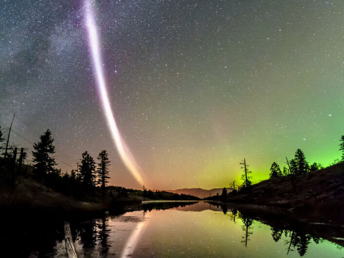 Den lilla stripen av lys til venstre på bildet er et fenomen nylig oppdaget av nordlysjegere. (Foto: Dave Markel Photography) Den lilla stripen av lys til venstre på bildet er et fenomen nylig oppdaget av nordlysjegere. (Foto: Dave Markel Photography)