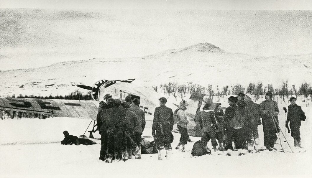 Om lag 60 000 mennesker forsøkte å flykte fra Norge til Sverige i årene 1940-1945. Her ser vi nordmenn som har kommet seg unna tyskernes tvangsevakuering av Nord-Norge oktober 1944. Sivile flyktet over fjellet til Sverige og svenske myndigheter hjalp flyktningene fra nord gjennom flyslipp av klær, mat og ski. (Foto: Riksarkivet) Om lag 60 000 mennesker forsøkte å flykte fra Norge til Sverige i årene 1940-1945. Her ser vi nordmenn som har kommet seg unna tyskernes tvangsevakuering av Nord-Norge oktober 1944. Sivile flyktet over fjellet til Sverige og svenske myndigheter hjalp flyktningene fra nord gjennom flyslipp av klær, mat og ski. (Foto: Riksarkivet)