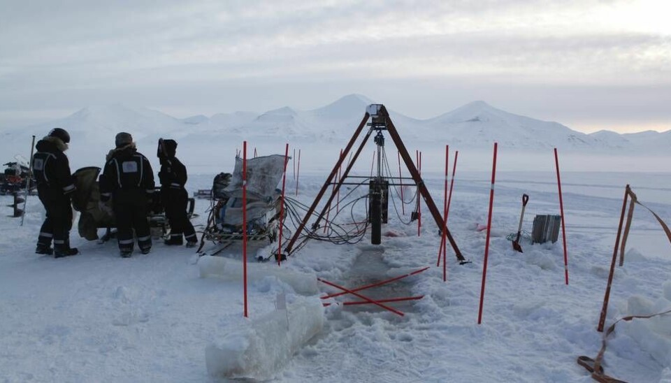 Bildet viser isforskere fra NTNU, Unis og Russland utenfor Svea på Svalbard. (Foto: Nancy Bazilchuk)
