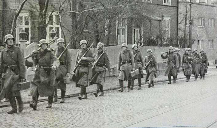 Tyske soldater okkuperer Norge i april 1940. Den tyske okkupasjonen og krigen som fulgte fikk den samme dramatisk likhetsskapende effekten i Norge som i flere andre land. Siden har forskjellen på nordmenn aldri igjen blitt den samme. (Foto: Ukjent fotograf / Digitalarkivet) Tyske soldater okkuperer Norge i april 1940. Den tyske okkupasjonen og krigen som fulgte fikk den samme dramatisk likhetsskapende effekten i Norge som i flere andre land. Siden har forskjellen på nordmenn aldri igjen blitt den samme. (Foto: Ukjent fotograf / Digitalarkivet)