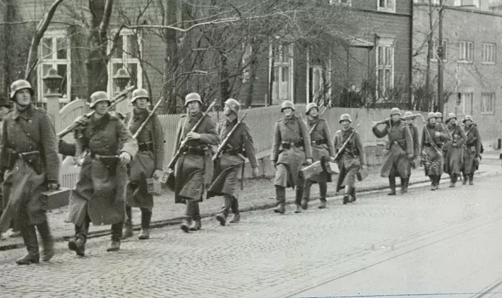 Tyske soldater okkuperer Norge i april 1940. Den tyske okkupasjonen og krigen som fulgte fikk den samme dramatisk likhetsskapende effekten i Norge som i flere andre land. Siden har forskjellen på nordmenn aldri igjen blitt den samme. (Foto: Ukjent fotograf / Digitalarkivet)