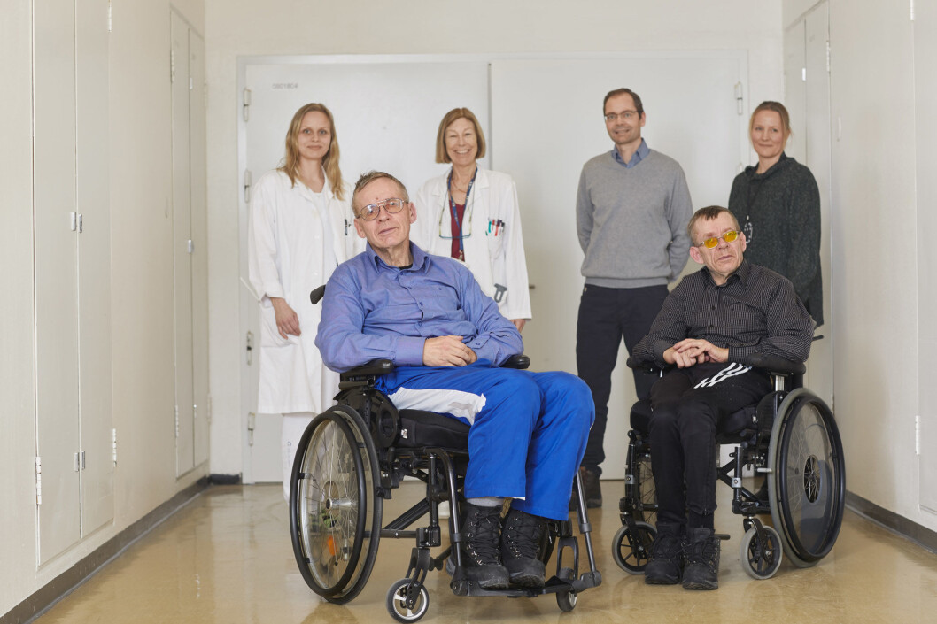 Det måtte et tverrfaglig team av forskere til for å finne ut hva det var med tvillingene fra Tynset. Fra venstre: nevrolog Siri Lynne Rydning, nevrologiprofessor Chantal Tallaksen, strukturbiolog Paul Hoff Backe og genetiker Kaja Selmer. (Foto: Erik Norrud) Det måtte et tverrfaglig team av forskere til for å finne ut hva det var med tvillingene fra Tynset. Fra venstre: nevrolog Siri Lynne Rydning, nevrologiprofessor Chantal Tallaksen, strukturbiolog Paul Hoff Backe og genetiker Kaja Selmer. (Foto: Erik Norrud) 