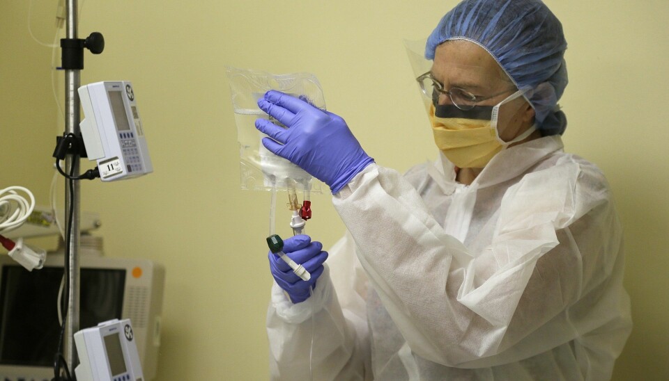 Bildet viser en lege som gjør klar en genterapibehandling i november 2017. Pasienten, Brian Madeux, led av stoffskiftesykdommen Hunters sykdom. (Foto: AP Photo, Eric Risberg, NTB scanpix)