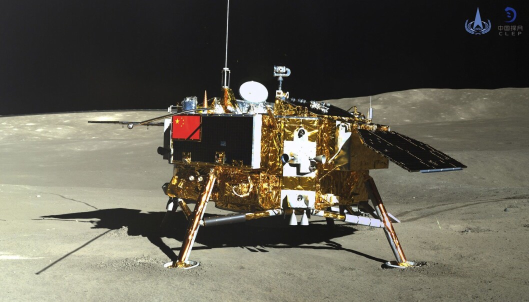 En liten grønn frøspire vokser på månen, etter at et bomullsfrø sådd om bord i den kinesiske månelanderen Chang'e-4 spiret. (Foto: China National Space Administration/Xinhua News Agency / AP / NTB scanpix) En liten grønn frøspire vokser på månen, etter at et bomullsfrø sådd om bord i den kinesiske månelanderen Chang'e-4 spiret. (Foto: China National Space Administration/Xinhua News Agency / AP / NTB scanpix)