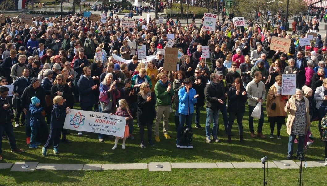 Lørdag marsjerte forskere, studenter og venner av vitenskapen fra Rådhuset til Stortinget. Også i andre norske byer og i andre land gikk det tog for akademisk frihet den 22. april. (Foto: Nina Kristiansen) Lørdag marsjerte forskere, studenter og venner av vitenskapen fra Rådhuset til Stortinget. Også i andre norske byer og i andre land gikk det tog for akademisk frihet den 22. april. (Foto: Nina Kristiansen)