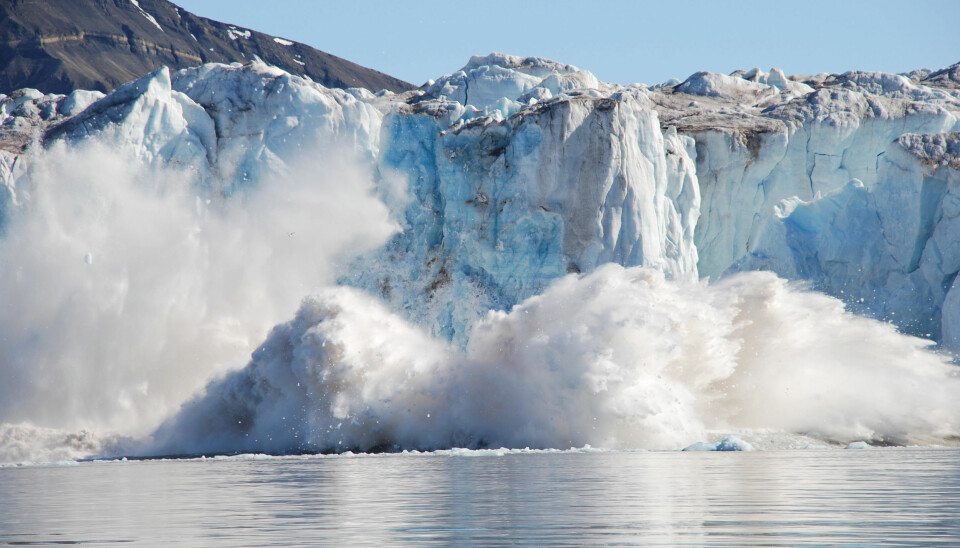 Det kan være farlig for mennesker å oppholde seg nær isbreer som stadig kalver og sender enorme isblokker ned i havet. (Foto: Geir Wing Gabrielsen / Norsk Polarinstitutt)