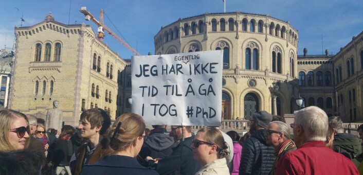 Denne doktorgradsstudenten brukte av sin knappe tid til å marsjere for vitenskapen, men lot det ikke gå ubemerket hen. (Foto: Nina Kristiansen) Denne doktorgradsstudenten brukte av sin knappe tid til å marsjere for vitenskapen, men lot det ikke gå ubemerket hen. (Foto: Nina Kristiansen)