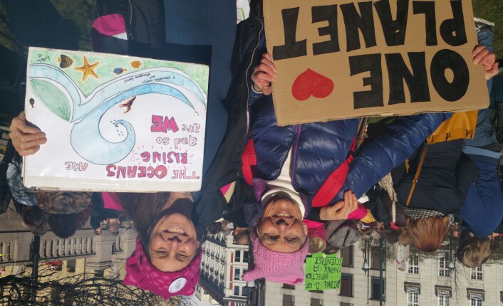 Pensjonist Kristin Aspelund (til venstre) og marinbiolog Jessica Marks stilte med pussy-luer. Begge gikk i kvinnemarsjen i Washington i januar i år, på president Trumps første dag som president. - Denne marsjen har mange av de samme verdiene - derfor er jeg her, sier Marks. - Jeg er opptatt av klima og misliker fornektingen som foregår nå, sier Aspelund. (Foto: Nina Kristiansen) Pensjonist Kristin Aspelund (til venstre) og marinbiolog Jessica Marks stilte med pussy-luer. Begge gikk i kvinnemarsjen i Washington i januar i år, på president Trumps første dag som president. - Denne marsjen har mange av de samme verdiene - derfor er jeg her, sier Marks. - Jeg er opptatt av klima og misliker fornektingen som foregår nå, sier Aspelund. (Foto: Nina Kristiansen)