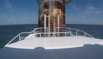 Når mannskapet skal over fra båten til vindturbinen, er det viktig at farkosten ligger rolig i vannet. Bildet er tatt under testing ved Equinors Hywind-anlegg i Skottland. (Foto: ESNA) Når mannskapet skal over fra båten til vindturbinen, er det viktig at farkosten ligger rolig i vannet. Bildet er tatt under testing ved Equinors Hywind-anlegg i Skottland. (Foto: ESNA)